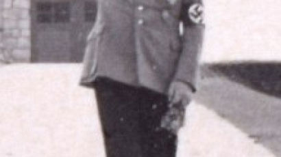 연인 침실 서랍에서 발견된 히틀러 비공개 사진 73장