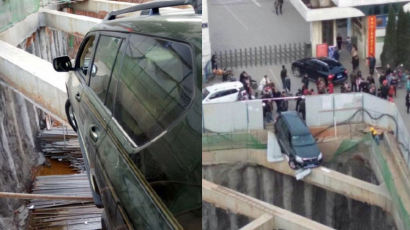 1m만 더 갔다면…중국서 10m 구덩이 추락 직전 차량 모습 화제 