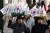태극기를 머리에 이고 서울광장 태극기집회에 참가한 시민들. [사진 김상선·김성룡 기자]