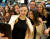 스냅 창업자 에반 스피겔은 세계적인 수퍼모델 미란다 커의 약혼자로도 유명하다. 미란다 커(가운데)가 2일(현지시간) 미국 뉴욕증시 스냅 IPO 기념식에서 직원들과 셀카를 찍고 있다. [뉴시스]