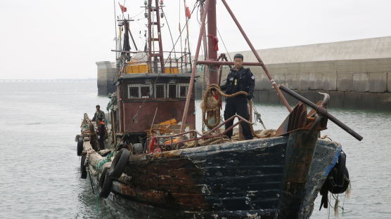 한 쪽에선 사드 보복, 서해 바다에선 '해적질'하는 중국