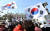 박근혜 대통령 탄핵에 반대하는 시민들이 8일 서울 재동 헌법재판소 앞에서 '탄핵 반대' 집회를 하고 있다. [사진 김성룡 기자]