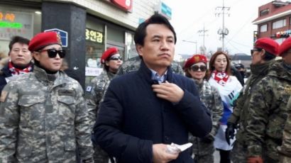 군복입고 김진태 의원 경호하는 여성들의 정체는? 