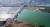 부산 낙동강 하구(오른쪽) 일대의 강물이 녹조로 뒤덮혀 있는 반면 왼쪽의 바닷물의 색깔과 대조를 보이고 있다. 녹조는 부영양화된 호소 또는 유속이 느린 하천에서 녹조류와 남조류가 크게 늘어나 물빛이 녹색이 변하는 현상을 이른다.[중앙포토]