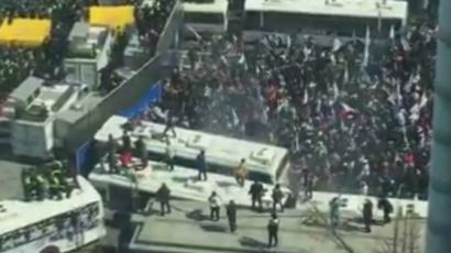 [대통령 탄핵] 태극기 시위대 경찰버스 탈취 후 차벽 충돌…중상자 속출