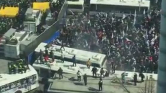[대통령 탄핵] 태극기 시위대 경찰버스 탈취 후 차벽 충돌…중상자 속출