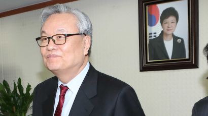한국당, “탄핵 인용 결정에 책임 통감…더이상 집권 여당 아니다 ” 