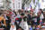 헌재 앞에서 탄핵 반대 참여자들이 오열하고 있다. [사진 ]