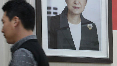 군 부대와 외교공관에서 내려진 박근혜 전 대통령 사진