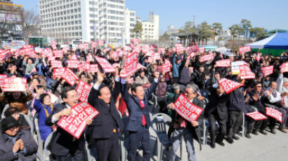 “민주주의 만세” 광주시민들, 옛 전남도청 앞서 환호 "탄핵은 민주주의 승리"