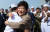박근혜 전 대통령이 2015년 3월 아랍에미리트(UAE) 아부다비항에 입항 중인 대조영함에 올라 해외파병 임무를 수행 중인 청해부대와 아크부대 장병들을 격려하고 있다. [중앙포토]
