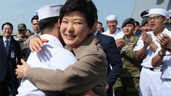  [대통령 탄핵]군대에서도 전역…국방부 “박근혜 사진 내려라” 전군 지시