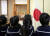 지난해 11월 일장기와 일왕 내외 사진 앞에서 교육 받고 있는 쓰카모토 유치원생들. [로이터=뉴스1]
