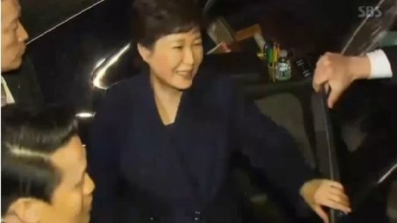 [속보] 박 전 대통령, 삼성동 사저 도착…마중나온 측근들과 웃으며 인사