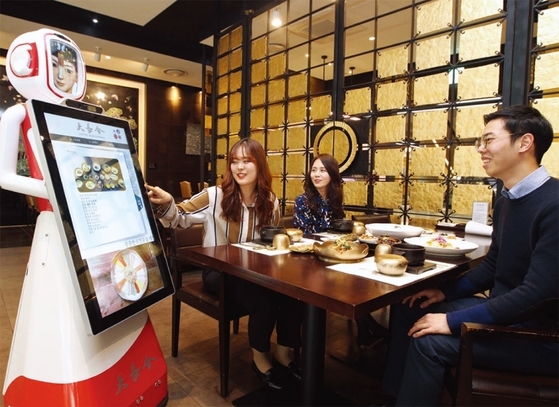 롯데자산개발은 서울 송파구 롯데월드몰 한식당 대장금에 인공지능 서비스 로봇 ‘장금이’를 도입했다. ‘장금이’는 메뉴 소개뿐 아니라 다양한 음악에 맞춰 댄스공연을 펼치기도 하고, 카메라 기능을 활용한 사진 촬영 서비스를 한다.