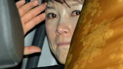 윤전추 행정관의 눈물…박 전 대통령 계속 보좌할 수 있을까?