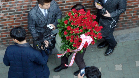 [서소문사진관] 꽃바구니 들고 박 전 대통령 자택 찾은 박사모