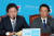 유승민 바른정당 의원(왼쪽)이 지난달 20일 국회에서 열린 최고위원회의에서 발언하고 있다.오른쪽은 남경필 의원. [중앙포토]