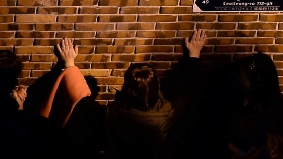 '통곡의 벽' 된 朴 삼성동 자택…벽 대고 울부짖으며 기도