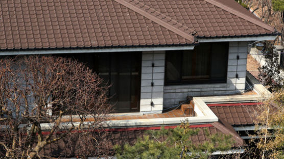 박근혜 전 대통령 자택 앞 '전속 미용사' 포착