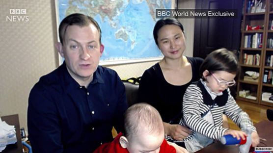  '아이 난입' BBC 방송사고 켈리 교수, 가족과 함께 재출연 "유모 논란은…"