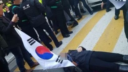 "나를 밟고 가라"…JTBC 취재차량 막으려 드러누운 박 전 대통령 지지자