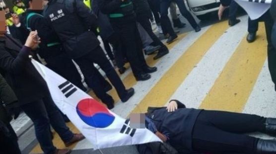 "나를 밟고 가라"…JTBC 취재차량 막으려 드러누운 박 전 대통령 지지자