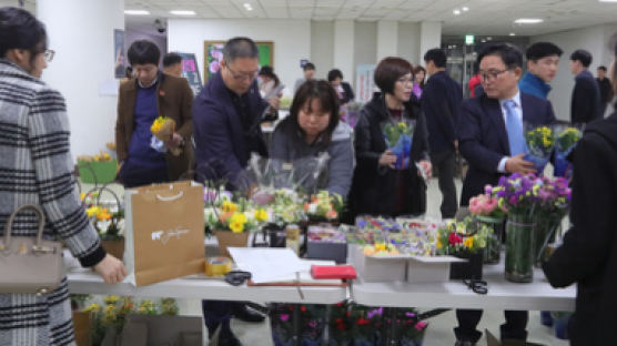 [사진] “봄 사세요” 꽃 소비 촉진 나선 공무원들