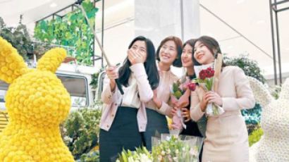 [위기는 기회, 다시 뛰자!] 대규모 봄꽃 축제 개최···백화점이 힐링정원으로 