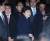 청와대에서 나온 박근혜 전 대통령이 지지자들과 인사를 나누고 있는 모습. 