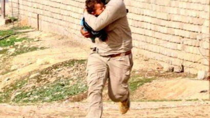 갓난 아이 구하고 IS에 저격당한 이라크 병사