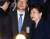 3월 12일 서울 삼성동 자택에 도착한 박근혜 전 대통령이 자신의 지지자들과 밝게 웃으며 이야기를 나누고 있다. [뉴시스]