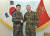 지난 14일 한국 이름 '이건승'이 적힌 빨간명찰을 단 로렌스 니콜슨 미 제3해병기동군 사령관(오르쪽)이 이상훈 해병대 사령관(왼쪽)과 기념사진을 촬영하고 있다. [사진 해병대]