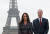 프랑스 파리를 첫 공식 방문한 영국의 윌리엄 왕세손(오른쪽)과 케이트 미들턴 왕세손비 내외가 18일 에펠탑 앞에서 기념촬영했다. 케이트 미들턴은 이날 프랑스의 대표 브랜드인 샤넬과 카르티에로 치장했다. [AP=뉴시스]