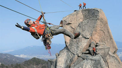 [사진] 로프 타고 봄철 산악사고 인명 구조 훈련