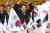 자유한국당 대선주자 김진태 의원이 20일 오후 대구 서문시장을 방문해 지지자들을 향해 인사말을 전한 뒤 머리 위로 하트 모양을 만들고 있다. 프리랜서 공정식