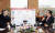 2015년 3월 경남도청을 방문한 새정치민주연합 문재인 대표(왼쪽)와 대화를 나누는 홍준표 경남지사. [중앙포토]