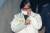 박근혜 전 대통령이 21일 검찰에서 조사를 받고 있는 시간인 오후 1시43분 서울중앙지법에 도착한 최순실이 안경을 고쳐쓰며 법정으로 향하고 있다. 김성룡 기자