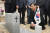 안희정 후보는 이날 서울 4·19 민주묘지를 참배하고 방명록에 ‘민주혁명 정신으로 국가 대통합’이라고 썼다. [사진 전민규 기자]