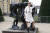 모델 테디 퀸리반이 디올 컬렉션이 열린 로댕미술관 조각상 앞에서 포즈를 취했다. [AP=뉴시스]