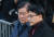 22일 오전 삼성동 자택 앞에서 자유한국당 최경환ㆍ윤상현 의원이 박 전 대통령을 마중 나와있다. [뉴시스]