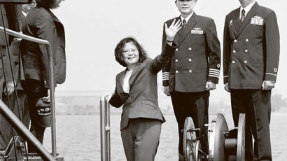 [사진] 잠수함 탄 차이잉원 대만 총통