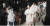 영국 런던 소호에 있는 메이커스 하우스에서 열린 버버리 2월 패션쇼.모델들이 케이프를 걸치고 피날레 워킹을 하고 있다.