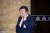 김재원 전 청와대 정무수석이 2016년 10월 28일 국회에서 열린 예산결산특별위원회 회의 도중 회의실 밖 로텐더홀에서 전화통화를 하고 있다.[중앙포토]