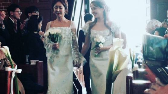 바다 결혼식서 들러리 드레스 입은 유진·슈 