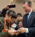 더불어민주당의 문재인 대선 경선 후보가 22일 서울 대영초등학교를 찾아 학생들을 만났다. [사진 오종택 기자]