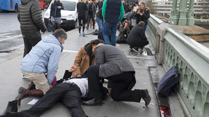 브뤼셀 테러 1주년 날 … 영국 의사당 경내서 경찰 흉기 피습