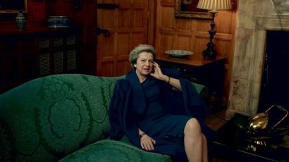 보그 표지모델 메이 영국 총리 “리모콘 놓고 남편과 아웅다웅”