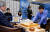 딥젠고와 대결하는 박정환 9단(오른쪽)과 딥젠고의 개발자인 가토 히데키. 이번 대회 심판을 맡은 조치훈 9단이 뒤편에 서서 대국을 지켜보고 있다. [사진 한국기원]