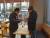 ‘태극기집회’ 참가자 김기현(63·왼쪽)씨와 ‘촛불집회’ 참가자 천창룡(52)씨가 21일 두 집회 장소 중간 지점에 있는 카페에서 만나 토론을 벌였다. [사진 여성국 기자]